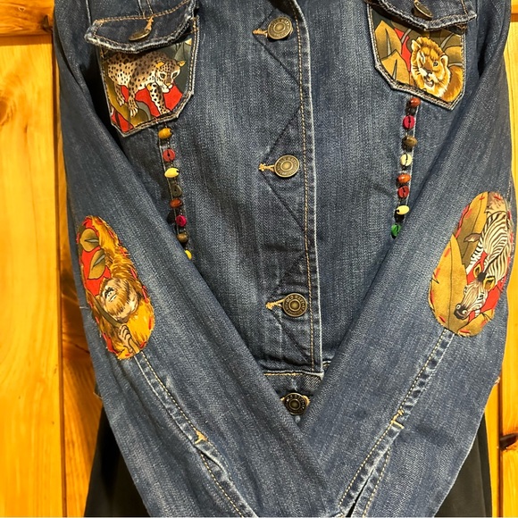 Hand painted embellished tiger, jungle design Jean jacket, women’s small, petite - Picture 6 of 9